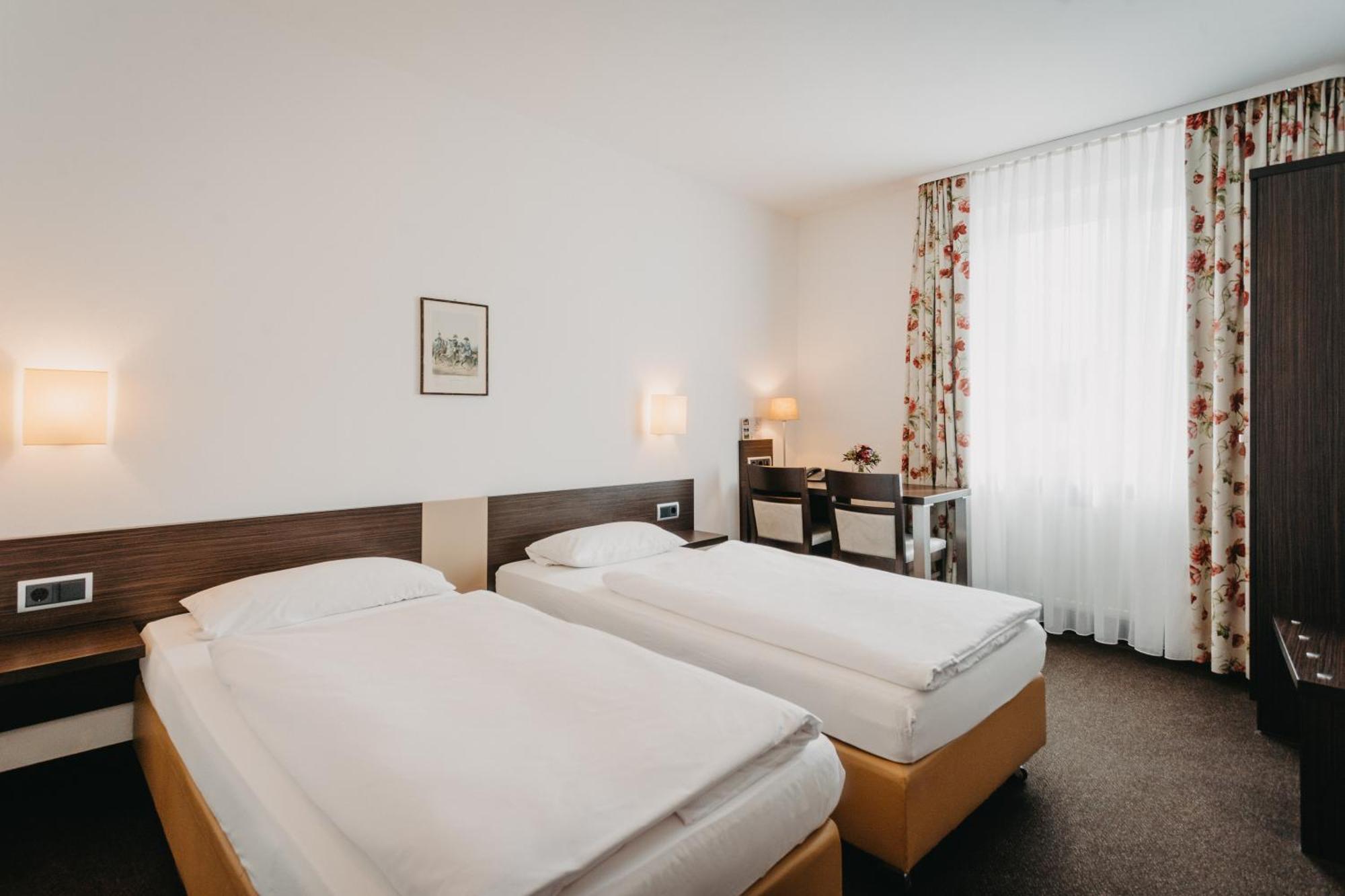 Hirschenwirt Hotel Eichstatt Exterior photo